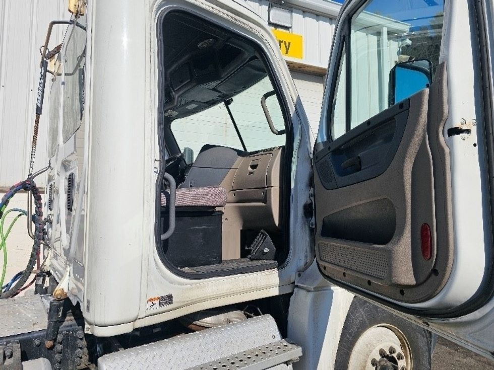 Day Cab Tractor-Heavy Duty Tractors-Freightliner-2018-Cascadia 12542ST-Fitchburg-MA-328,181\n\t\tmiles-$ 34,000 - Image 12