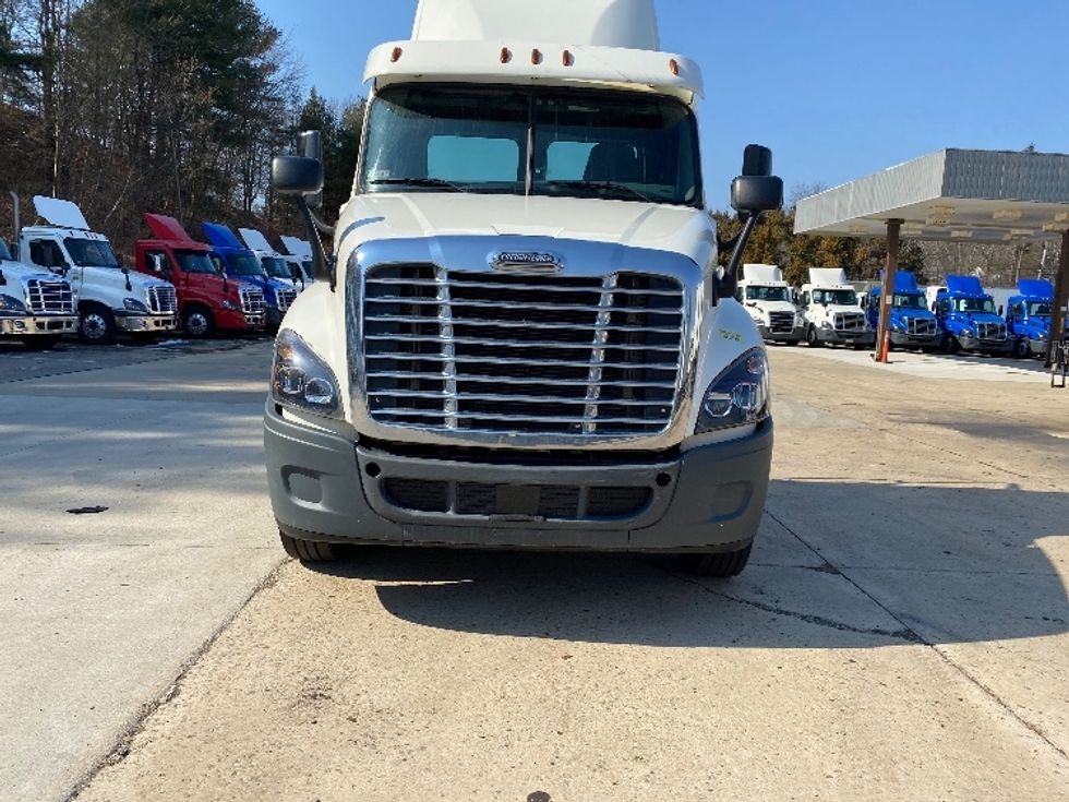 Day Cab Tractor-Heavy Duty Tractors-Freightliner-2018-Cascadia 12542ST-Fitchburg-MA-328,181\n\t\tmiles-$ 34,000 - Image 2