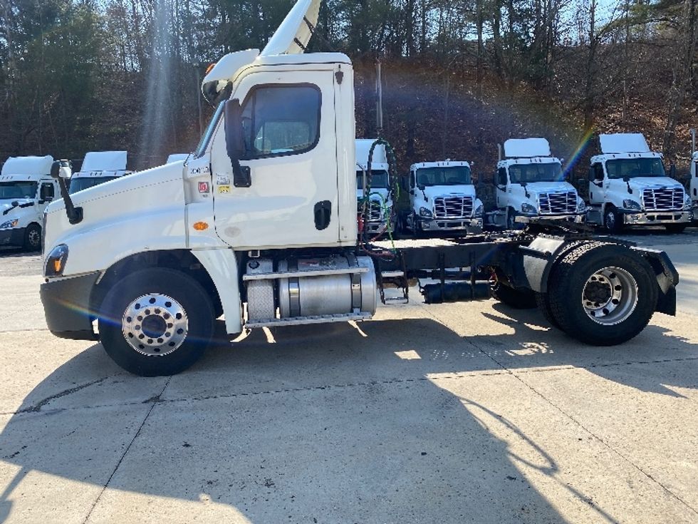 Day Cab Tractor-Heavy Duty Tractors-Freightliner-2018-Cascadia 12542ST-Fitchburg-MA-328,181\n\t\tmiles-$ 34,000 - Image 4