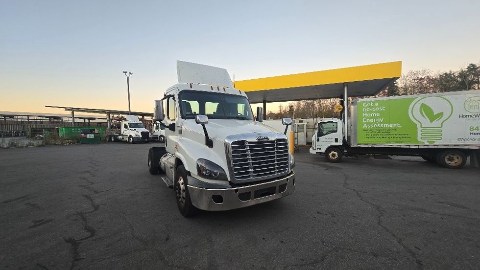 Day Cab Tractor-Heavy Duty Tractors-Freightliner-2018-Cascadia 12542ST-Fitchburg-MA-337,291\n\t\tmiles-$ 29,250 - Image 1
