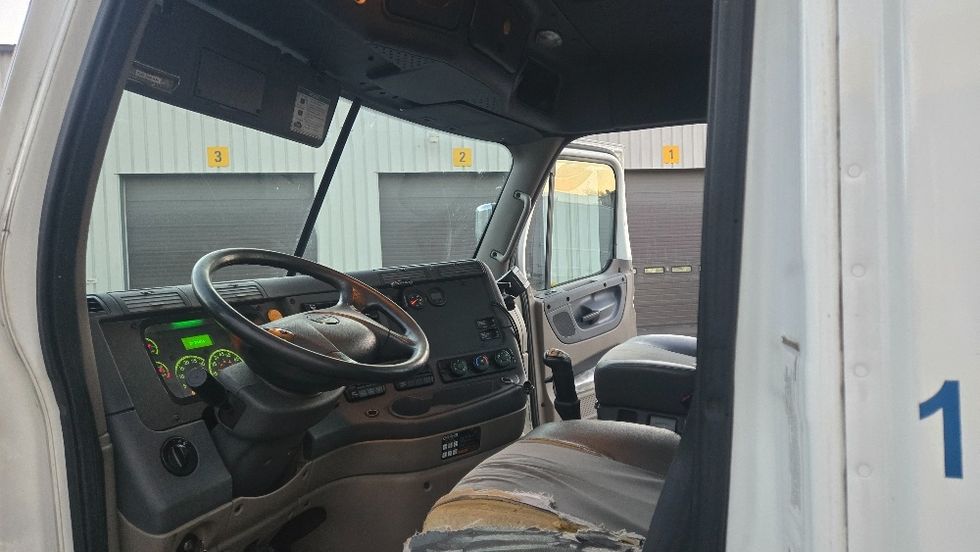 Day Cab Tractor-Heavy Duty Tractors-Freightliner-2018-Cascadia 12542ST-Fitchburg-MA-337,291\n\t\tmiles-$ 29,250 - Image 10