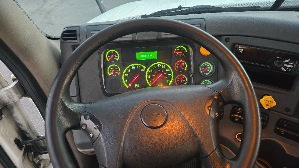 Day Cab Tractor-Heavy Duty Tractors-Freightliner-2018-Cascadia 12542ST-Fitchburg-MA-337,291\n\t\tmiles-$ 29,250 - Image 11