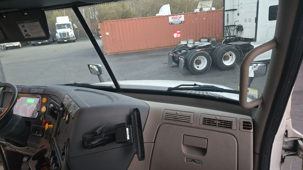 Day Cab Tractor-Heavy Duty Tractors-Freightliner-2018-Cascadia 12542ST-Fitchburg-MA-337,291\n\t\tmiles-$ 29,250 - Image 13