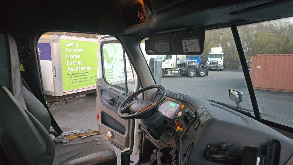 Day Cab Tractor-Heavy Duty Tractors-Freightliner-2018-Cascadia 12542ST-Fitchburg-MA-337,291\n\t\tmiles-$ 29,250 - Image 14