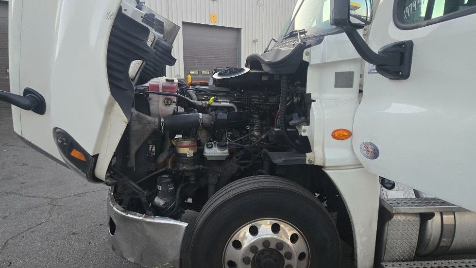 Day Cab Tractor-Heavy Duty Tractors-Freightliner-2018-Cascadia 12542ST-Fitchburg-MA-337,291\n\t\tmiles-$ 29,250 - Image 16