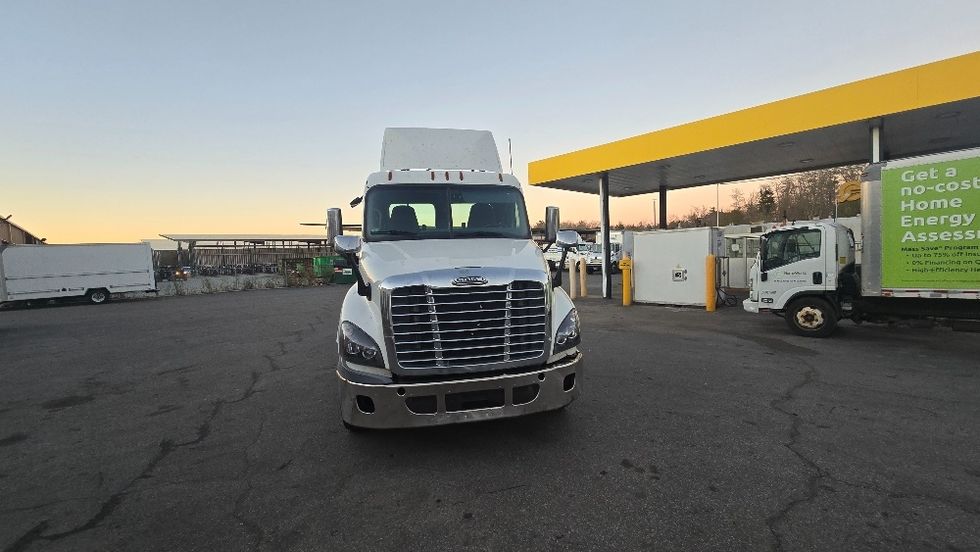Day Cab Tractor-Heavy Duty Tractors-Freightliner-2018-Cascadia 12542ST-Fitchburg-MA-337,291\n\t\tmiles-$ 29,250 - Image 2