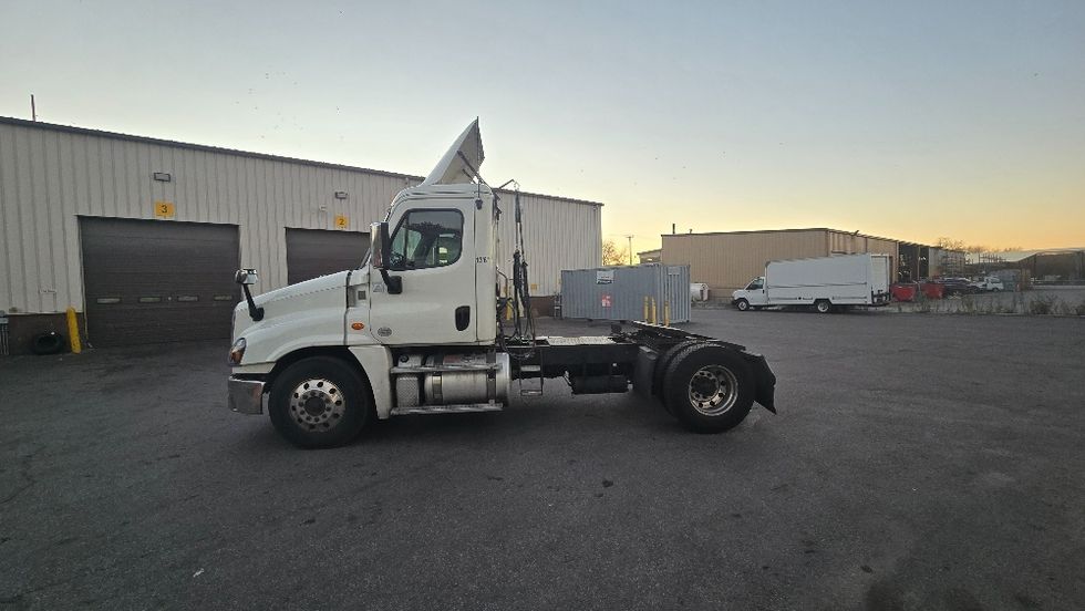 Day Cab Tractor-Heavy Duty Tractors-Freightliner-2018-Cascadia 12542ST-Fitchburg-MA-337,291\n\t\tmiles-$ 29,250 - Image 4