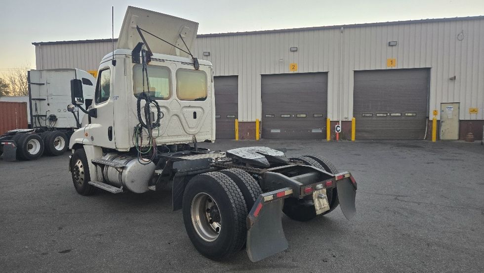Day Cab Tractor-Heavy Duty Tractors-Freightliner-2018-Cascadia 12542ST-Fitchburg-MA-337,291\n\t\tmiles-$ 29,250 - Image 5