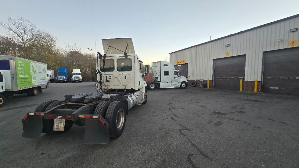 Day Cab Tractor-Heavy Duty Tractors-Freightliner-2018-Cascadia 12542ST-Fitchburg-MA-337,291\n\t\tmiles-$ 29,250 - Image 7