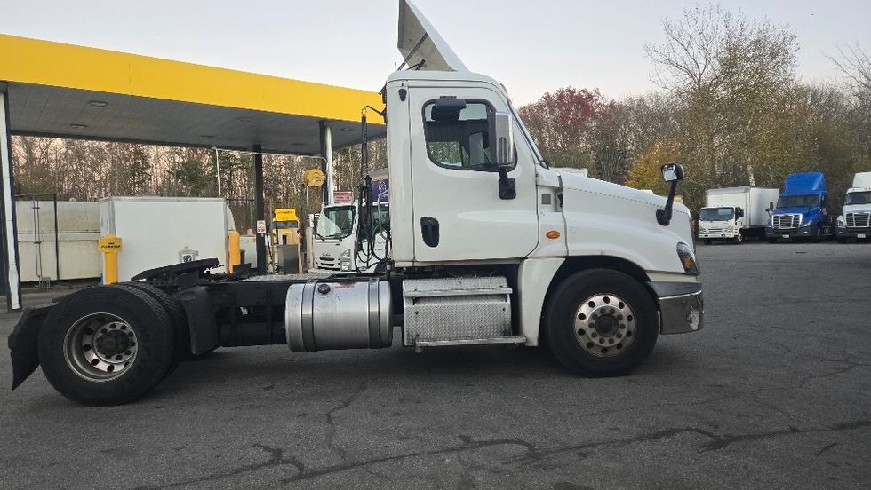 Day Cab Tractor-Heavy Duty Tractors-Freightliner-2018-Cascadia 12542ST-Fitchburg-MA-337,291\n\t\tmiles-$ 29,250 - Image 8