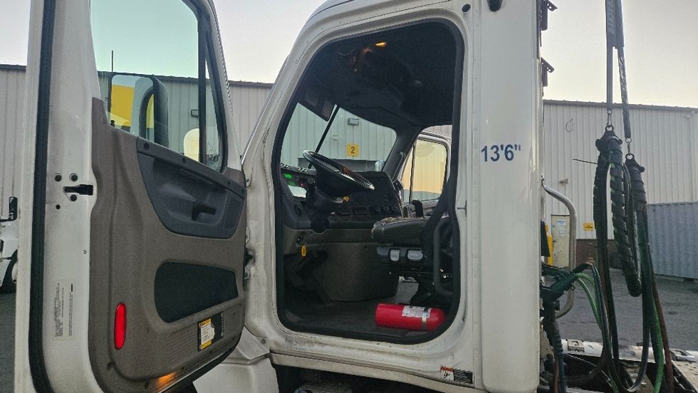 Day Cab Tractor-Heavy Duty Tractors-Freightliner-2018-Cascadia 12542ST-Fitchburg-MA-337,291\n\t\tmiles-$ 29,250 - Image 9