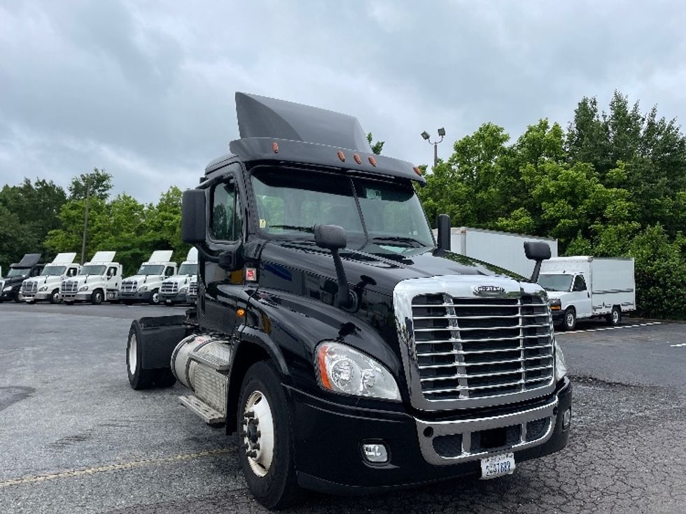 Day Cab Tractor-Heavy Duty Tractors-Freightliner-2018-Cascadia 12542ST-Fontana-CA-376,248\n\t\tmiles-$ 13,000 - Image 1