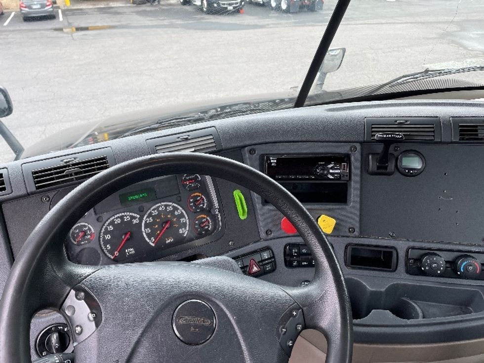 Day Cab Tractor-Heavy Duty Tractors-Freightliner-2018-Cascadia 12542ST-Fontana-CA-376,248\n\t\tmiles-$ 13,000 - Image 11