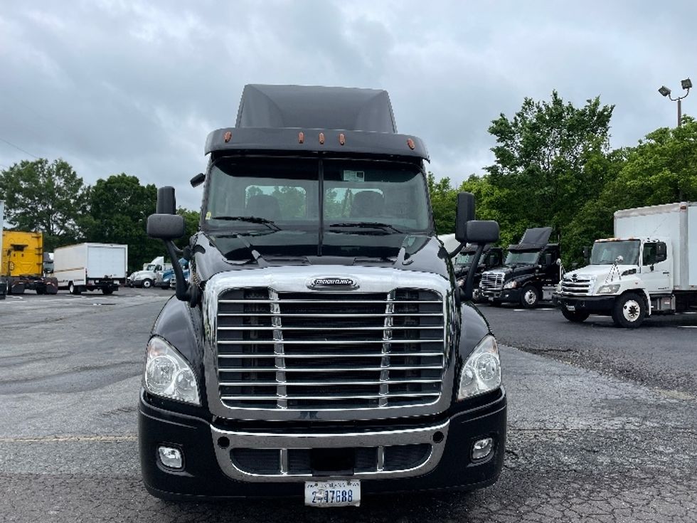 Day Cab Tractor-Heavy Duty Tractors-Freightliner-2018-Cascadia 12542ST-Fontana-CA-376,248\n\t\tmiles-$ 13,000 - Image 2