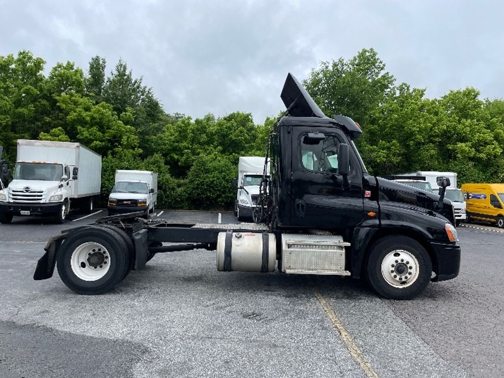 Day Cab Tractor-Heavy Duty Tractors-Freightliner-2018-Cascadia 12542ST-Fontana-CA-376,248\n\t\tmiles-$ 13,000 - Image 8