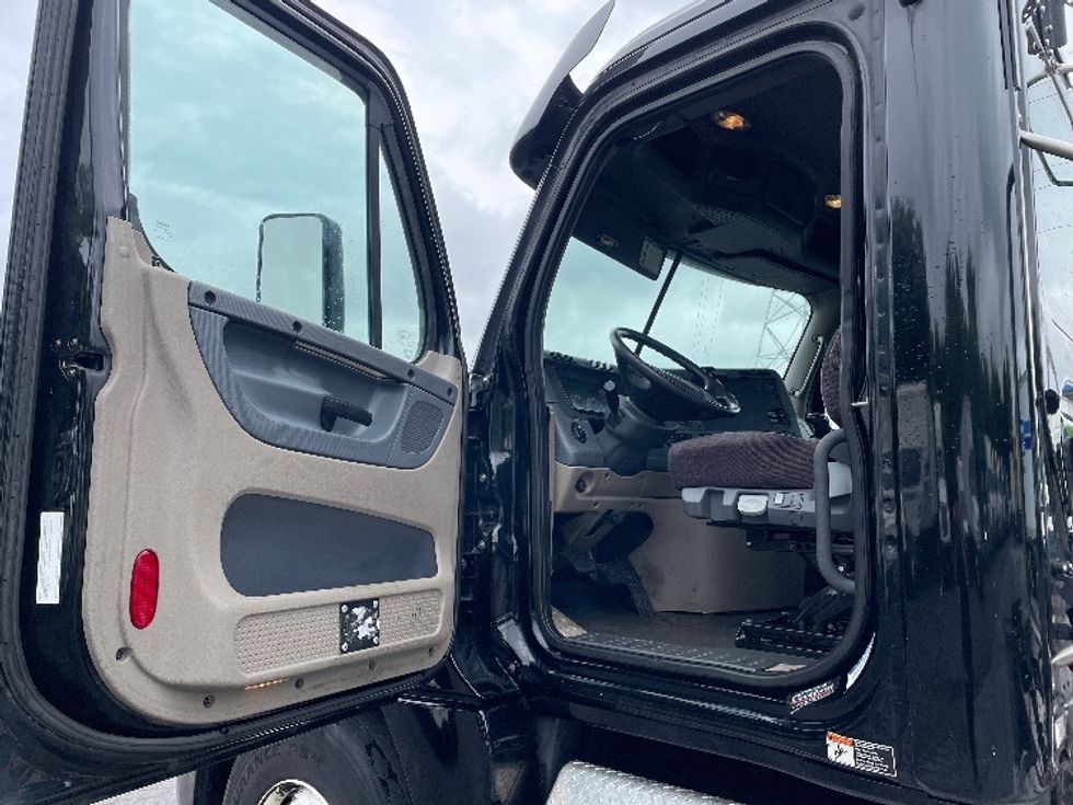 Day Cab Tractor-Heavy Duty Tractors-Freightliner-2018-Cascadia 12542ST-Fontana-CA-376,248\n\t\tmiles-$ 13,000 - Image 9