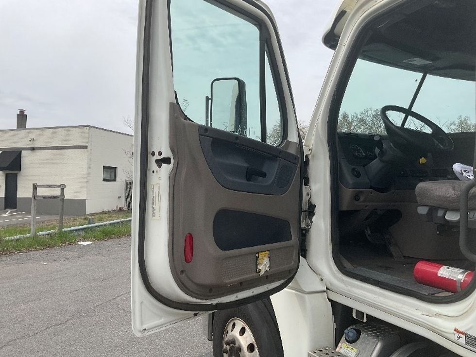 Day Cab Tractor-Heavy Duty Tractors-Freightliner-2018-Cascadia 12542ST-Guilderland Center-NY-400,431\n\t\tmiles-$ 35,500 - Image 9