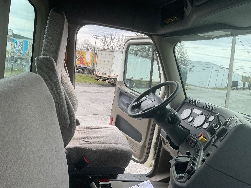 Day Cab Tractor-Heavy Duty Tractors-Freightliner-2018-Cascadia 12542ST-Guilderland Center-NY-400,431\n\t\tmiles-$ 35,500 - Image 14