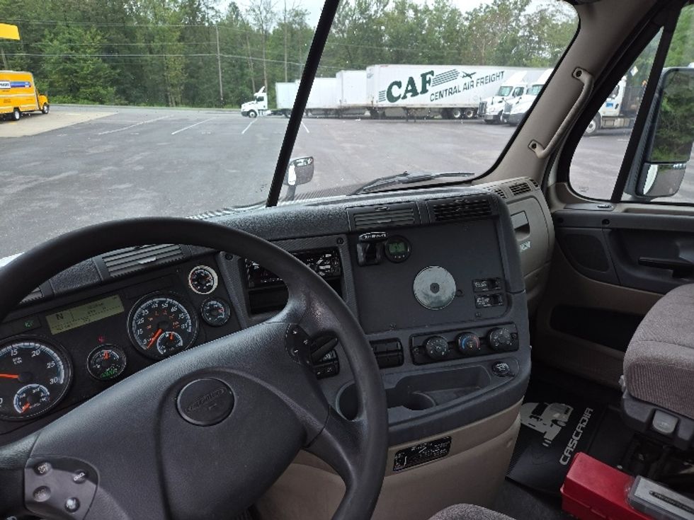 Day Cab Tractor-Heavy Duty Tractors-Freightliner-2018-Cascadia 12542ST-Hazleton-PA-467,043\n\t\tmiles-$ 24,750 - Image 10