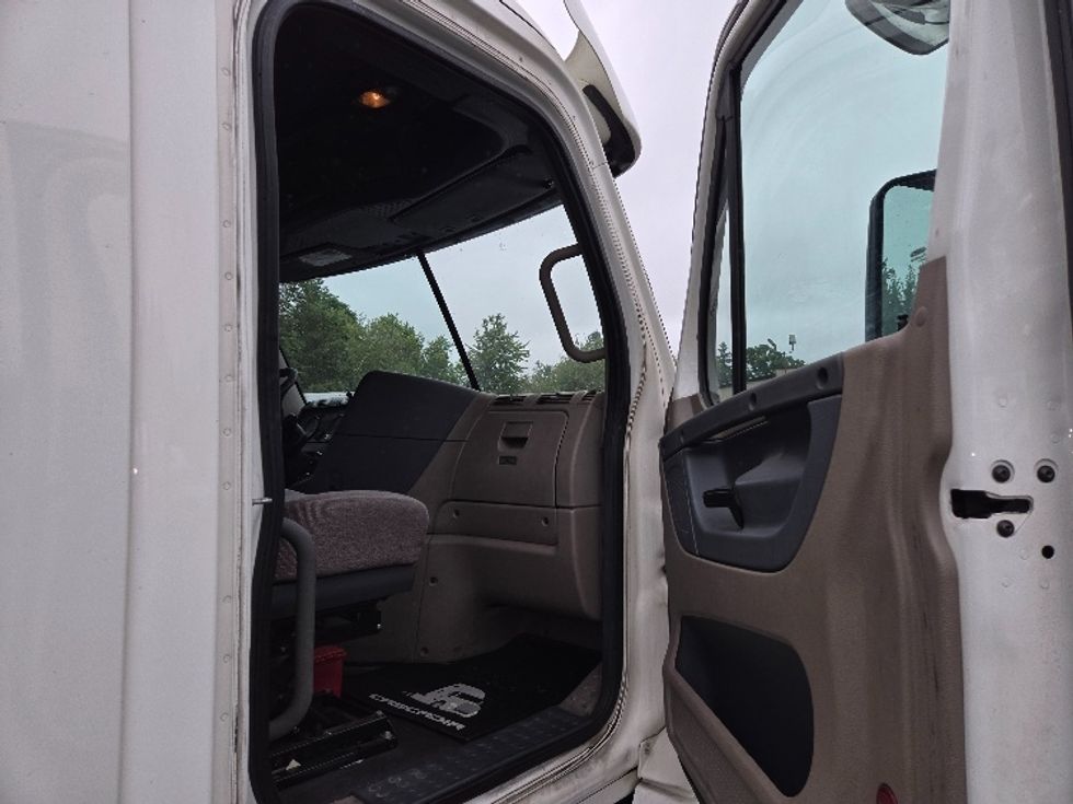 Day Cab Tractor-Heavy Duty Tractors-Freightliner-2018-Cascadia 12542ST-Hazleton-PA-467,043\n\t\tmiles-$ 24,750 - Image 12