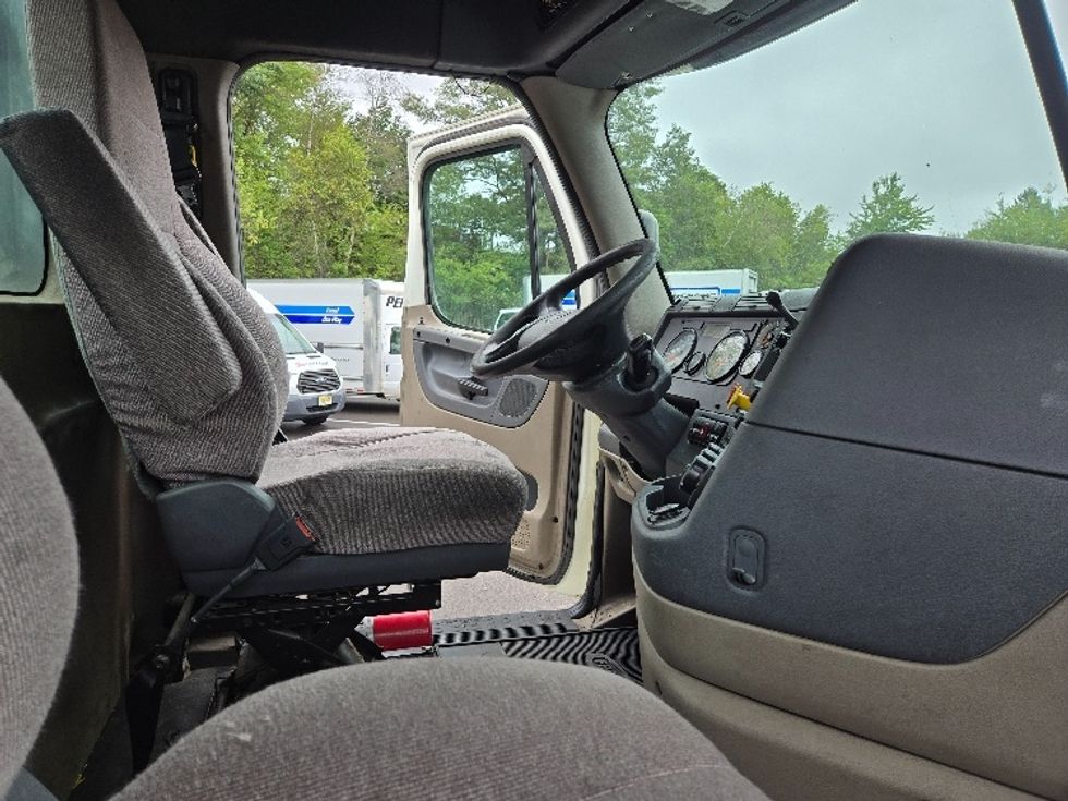 Day Cab Tractor-Heavy Duty Tractors-Freightliner-2018-Cascadia 12542ST-Hazleton-PA-467,043\n\t\tmiles-$ 24,750 - Image 14