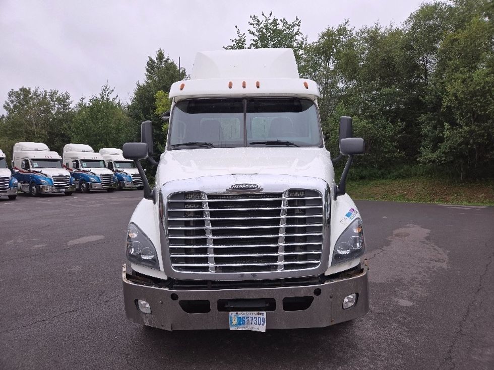 Day Cab Tractor-Heavy Duty Tractors-Freightliner-2018-Cascadia 12542ST-Hazleton-PA-467,043\n\t\tmiles-$ 24,750 - Image 2