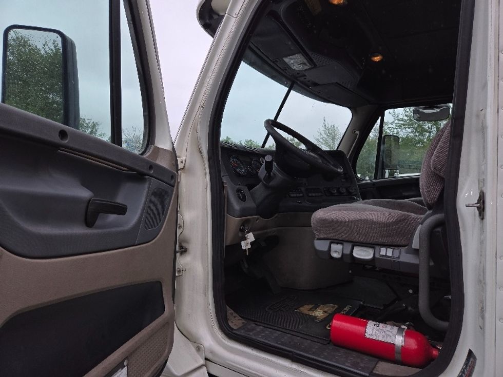 Day Cab Tractor-Heavy Duty Tractors-Freightliner-2018-Cascadia 12542ST-Hazleton-PA-467,043\n\t\tmiles-$ 24,750 - Image 9