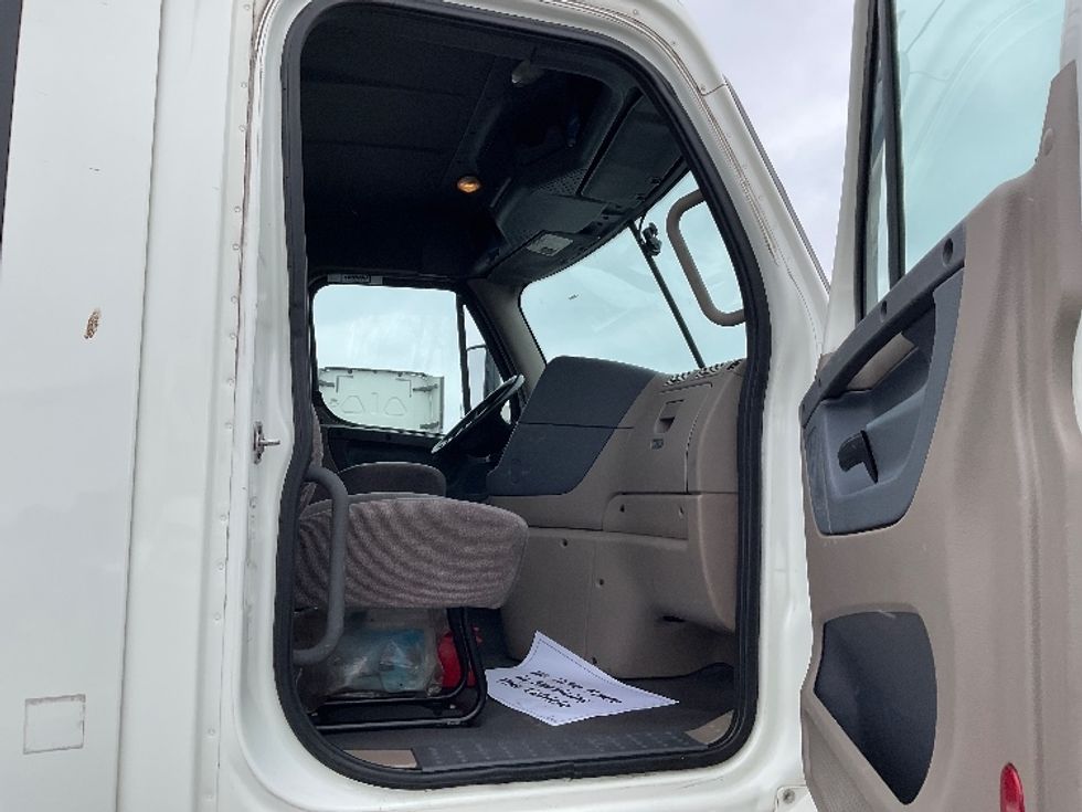 2018 Freightliner Cascadia 125" Sleeper Cab photo 12