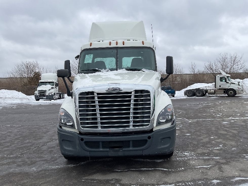 2018 Freightliner Cascadia 125" Sleeper Cab photo 2