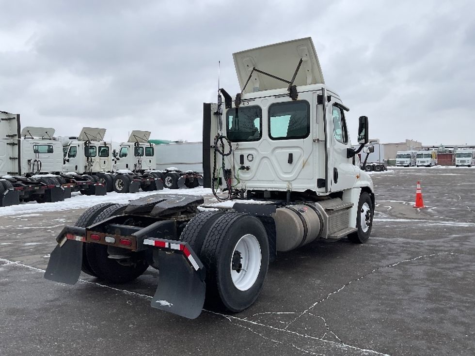 2018 Freightliner Cascadia 125" Sleeper Cab photo 7