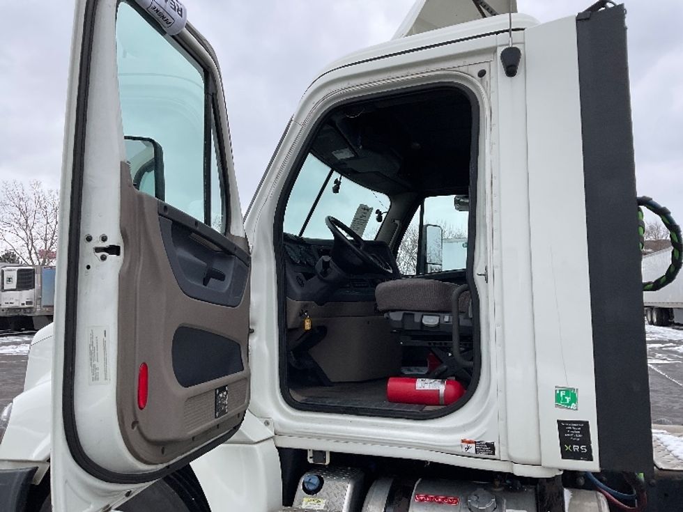 2018 Freightliner Cascadia 125" Sleeper Cab photo 9