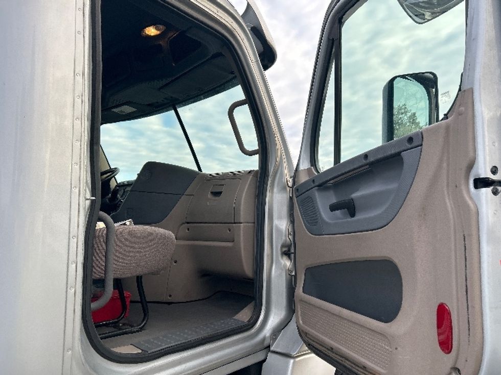 Day Cab Tractor-Heavy Duty Tractors-Freightliner-2018-Cascadia 12542ST-Lancaster-PA-238,478\n\t\tmiles-$ 37,500 - Image 12