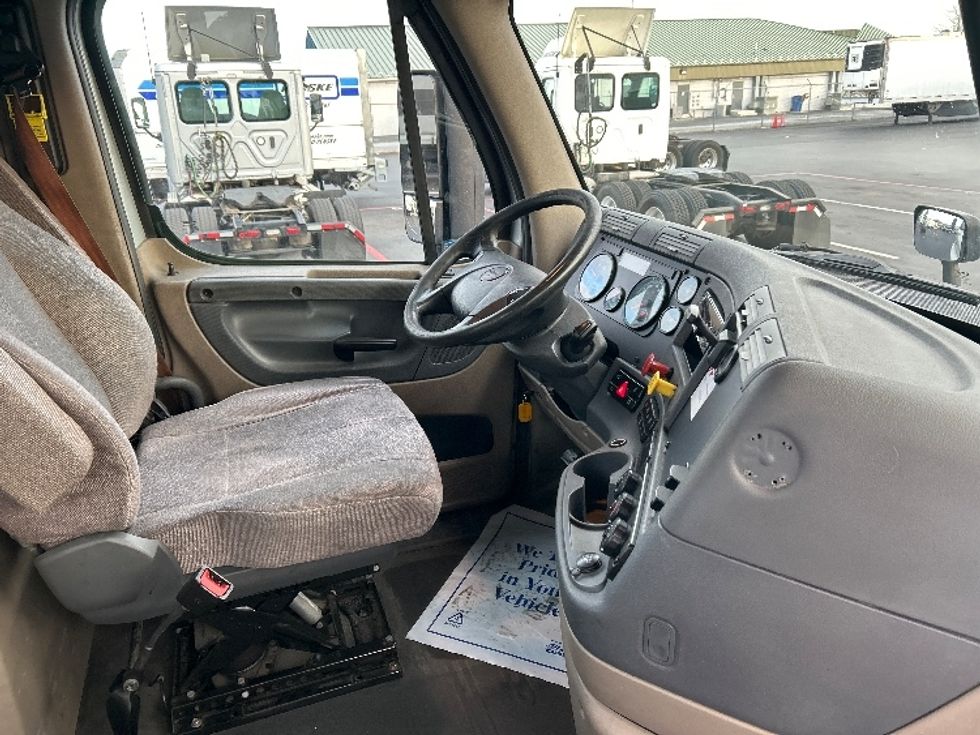 Day Cab Tractor-Heavy Duty Tractors-Freightliner-2018-Cascadia 12542ST-Lancaster-PA-238,478\n\t\tmiles-$ 37,500 - Image 14