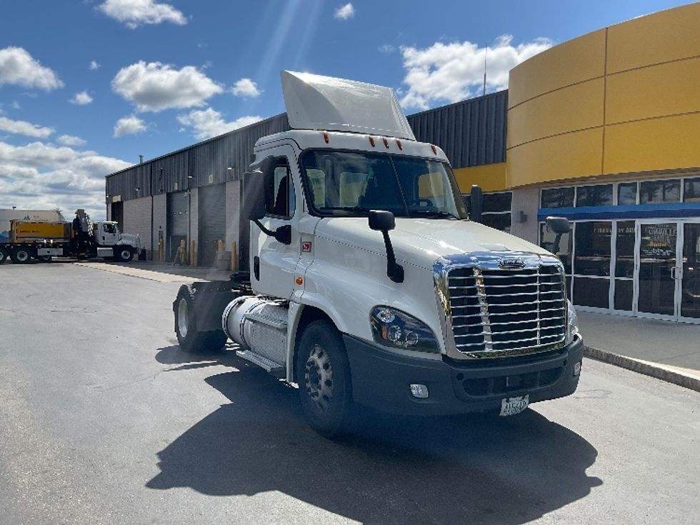 Day Cab Tractor-Heavy Duty Tractors-Freightliner-2018-Cascadia 12542ST-Londonderry-NH-324,421\n\t\tmiles-$ 30,500 - Image 1