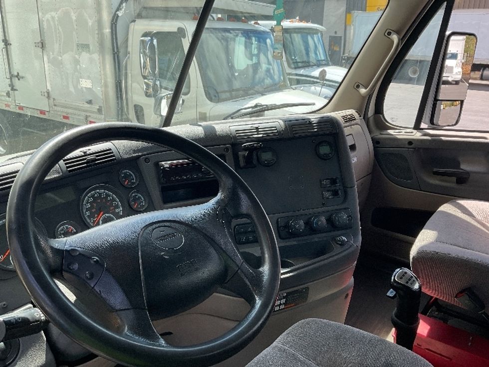 Day Cab Tractor-Heavy Duty Tractors-Freightliner-2018-Cascadia 12542ST-Londonderry-NH-324,421\n\t\tmiles-$ 30,500 - Image 10