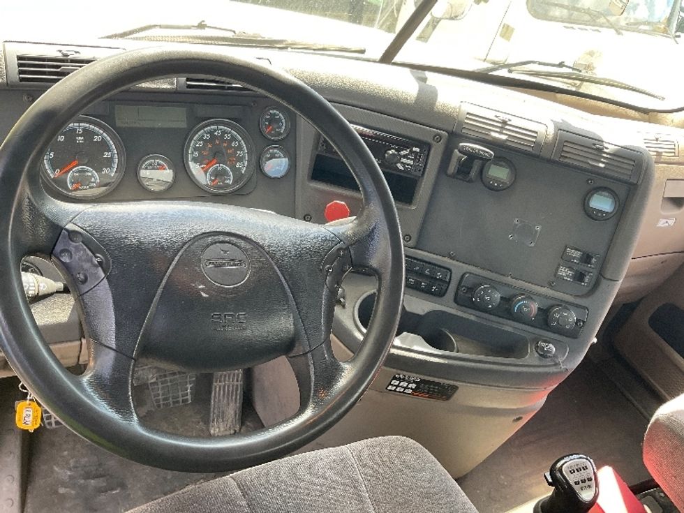 Day Cab Tractor-Heavy Duty Tractors-Freightliner-2018-Cascadia 12542ST-Londonderry-NH-324,421\n\t\tmiles-$ 30,500 - Image 11