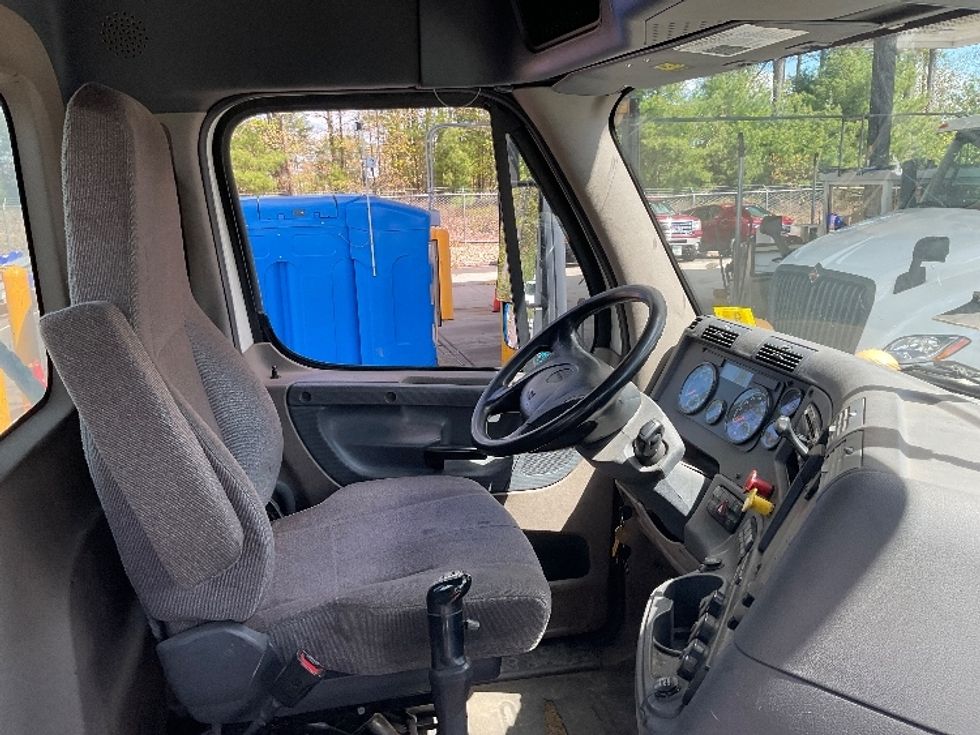 Day Cab Tractor-Heavy Duty Tractors-Freightliner-2018-Cascadia 12542ST-Londonderry-NH-324,421\n\t\tmiles-$ 30,500 - Image 14