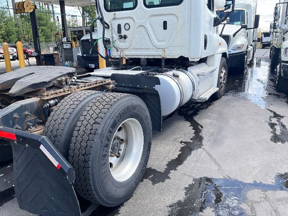 Day Cab Tractor-Heavy Duty Tractors-Freightliner-2018-Cascadia 12542ST-Londonderry-NH-324,421\n\t\tmiles-$ 30,500 - Image 18