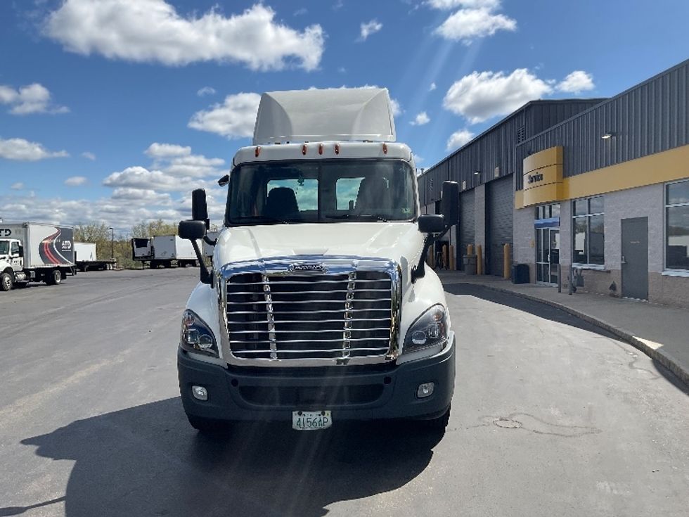 Day Cab Tractor-Heavy Duty Tractors-Freightliner-2018-Cascadia 12542ST-Londonderry-NH-324,421\n\t\tmiles-$ 30,500 - Image 2