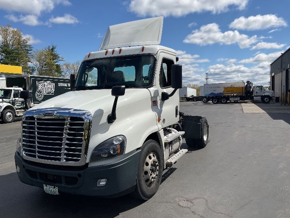 Day Cab Tractor-Heavy Duty Tractors-Freightliner-2018-Cascadia 12542ST-Londonderry-NH-324,421\n\t\tmiles-$ 30,500 - Image 3