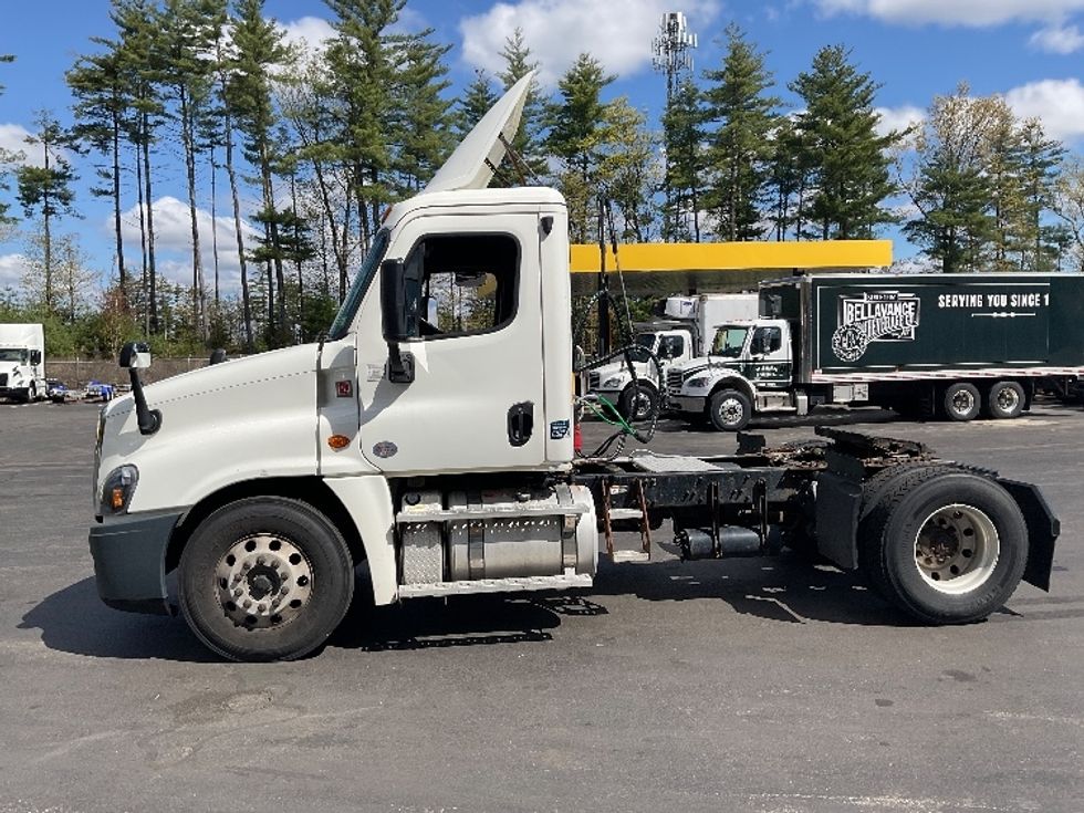 Day Cab Tractor-Heavy Duty Tractors-Freightliner-2018-Cascadia 12542ST-Londonderry-NH-324,421\n\t\tmiles-$ 30,500 - Image 4