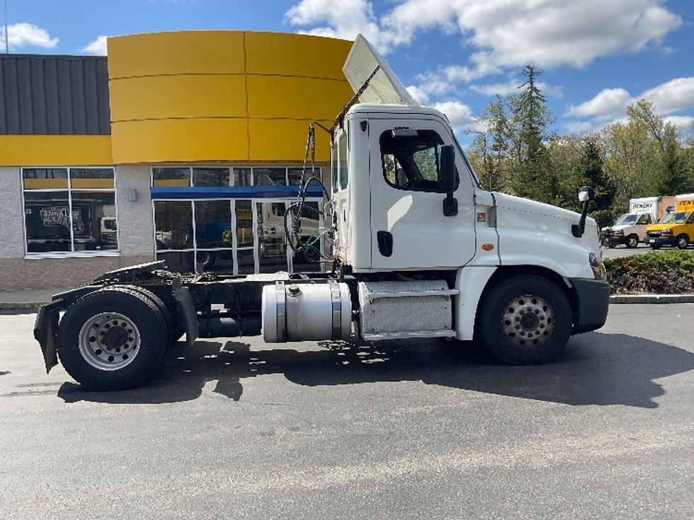Day Cab Tractor-Heavy Duty Tractors-Freightliner-2018-Cascadia 12542ST-Londonderry-NH-324,421\n\t\tmiles-$ 30,500 - Image 8