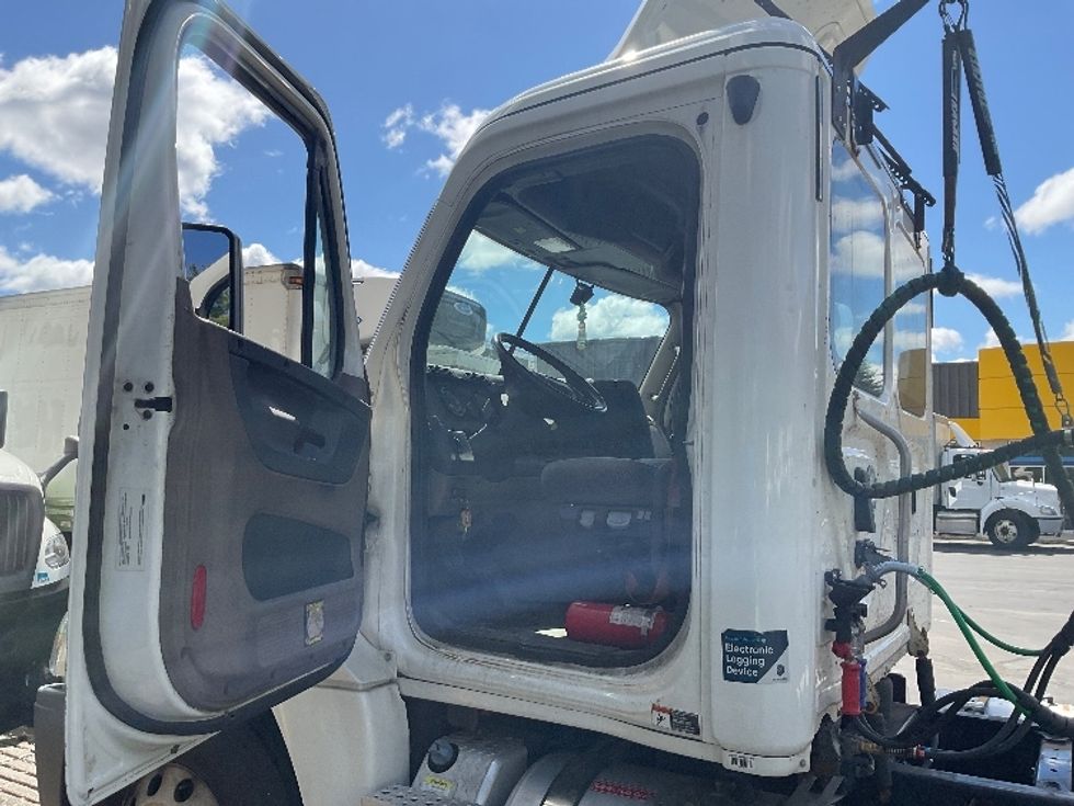 Day Cab Tractor-Heavy Duty Tractors-Freightliner-2018-Cascadia 12542ST-Londonderry-NH-324,421\n\t\tmiles-$ 30,500 - Image 9