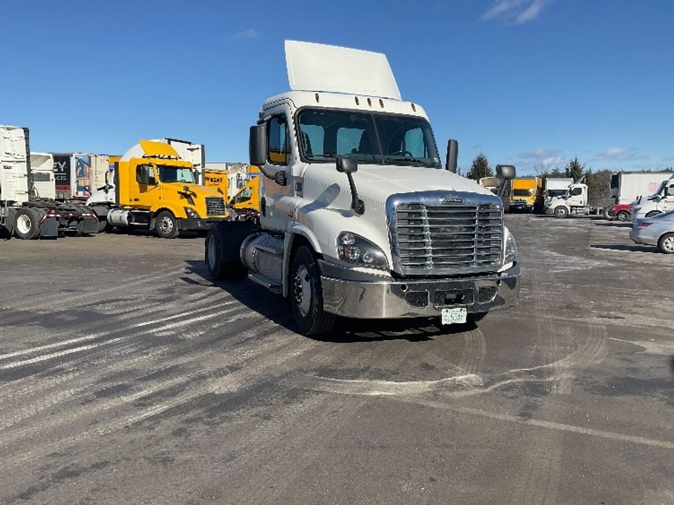 Day Cab Tractor-Heavy Duty Tractors-Freightliner-2018-Cascadia 12542ST-Londonderry-NH-328,601\n\t\tmiles-$ 36,000 - Image 1