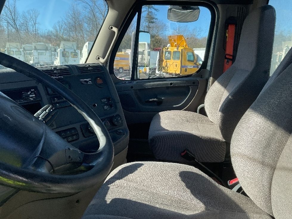 Day Cab Tractor-Heavy Duty Tractors-Freightliner-2018-Cascadia 12542ST-Londonderry-NH-328,601\n\t\tmiles-$ 36,000 - Image 10