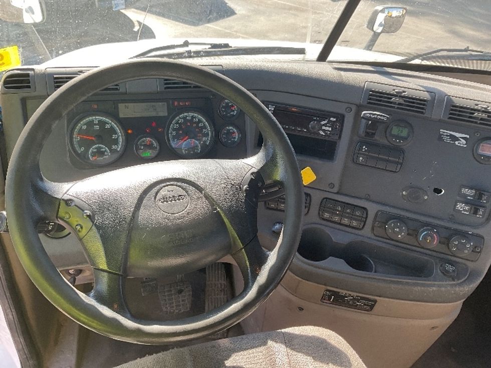 Day Cab Tractor-Heavy Duty Tractors-Freightliner-2018-Cascadia 12542ST-Londonderry-NH-328,601\n\t\tmiles-$ 36,000 - Image 11