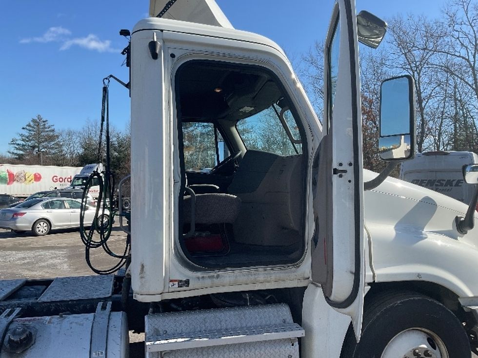Day Cab Tractor-Heavy Duty Tractors-Freightliner-2018-Cascadia 12542ST-Londonderry-NH-328,601\n\t\tmiles-$ 36,000 - Image 12