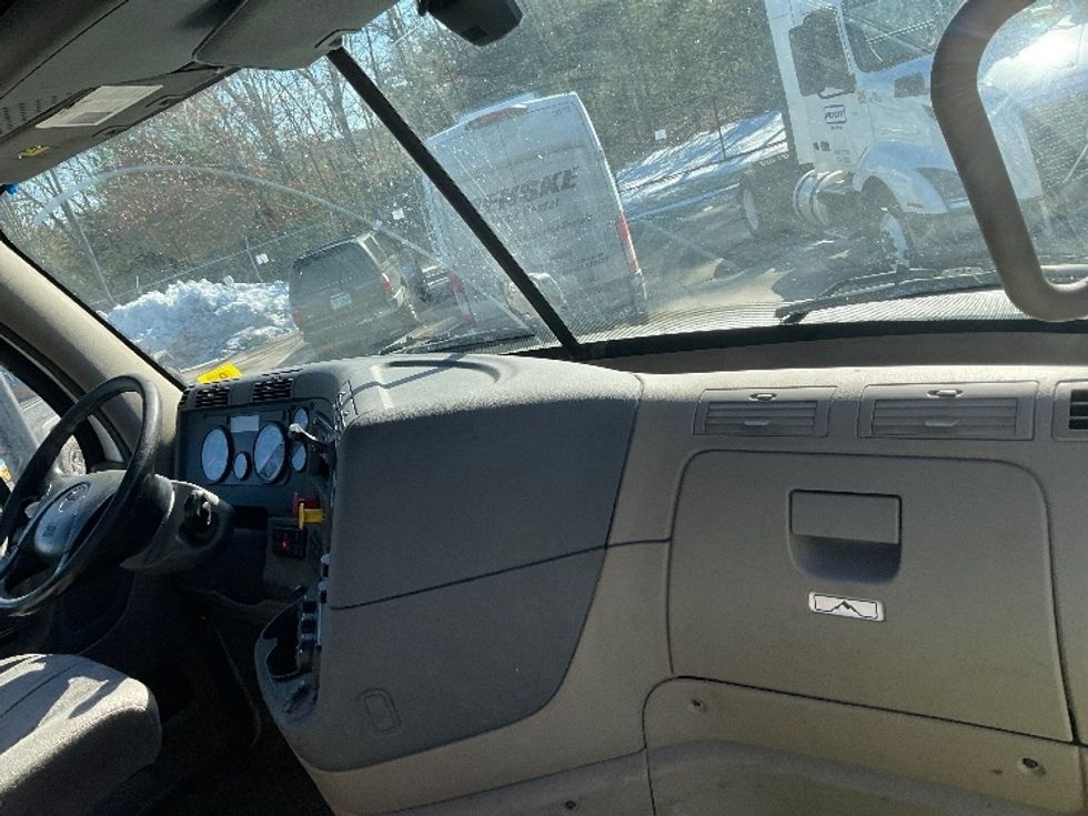 Day Cab Tractor-Heavy Duty Tractors-Freightliner-2018-Cascadia 12542ST-Londonderry-NH-328,601\n\t\tmiles-$ 36,000 - Image 13