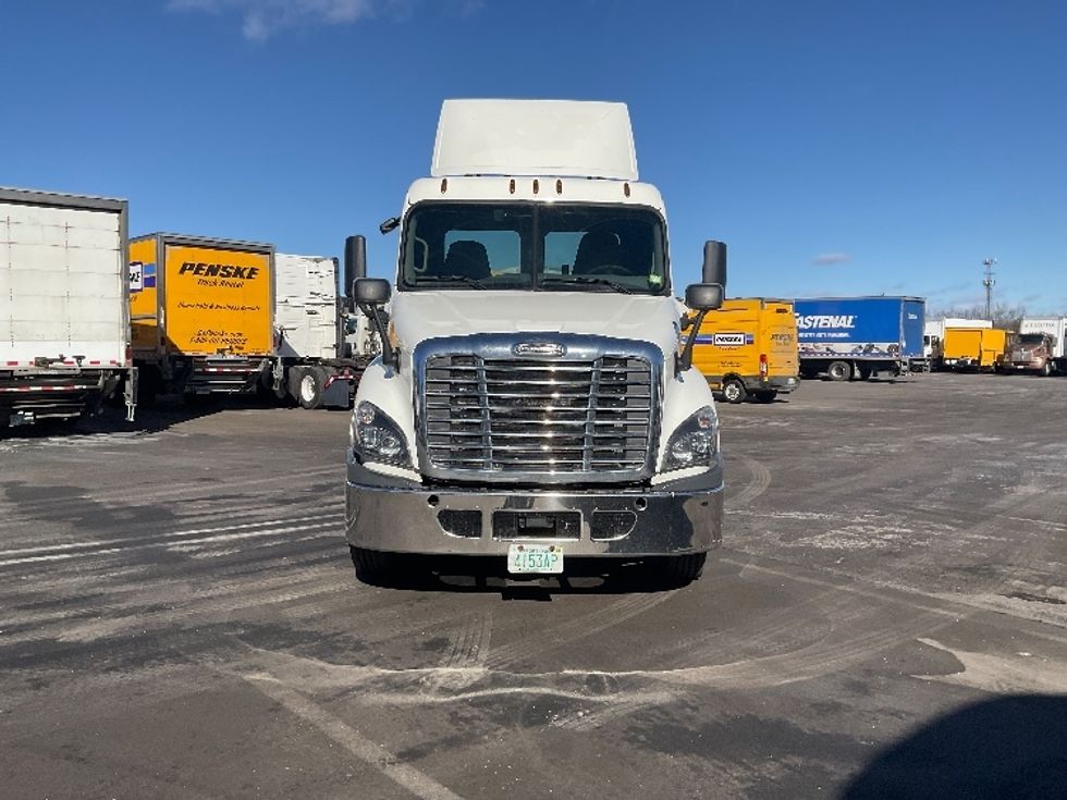 Day Cab Tractor-Heavy Duty Tractors-Freightliner-2018-Cascadia 12542ST-Londonderry-NH-328,601\n\t\tmiles-$ 36,000 - Image 2