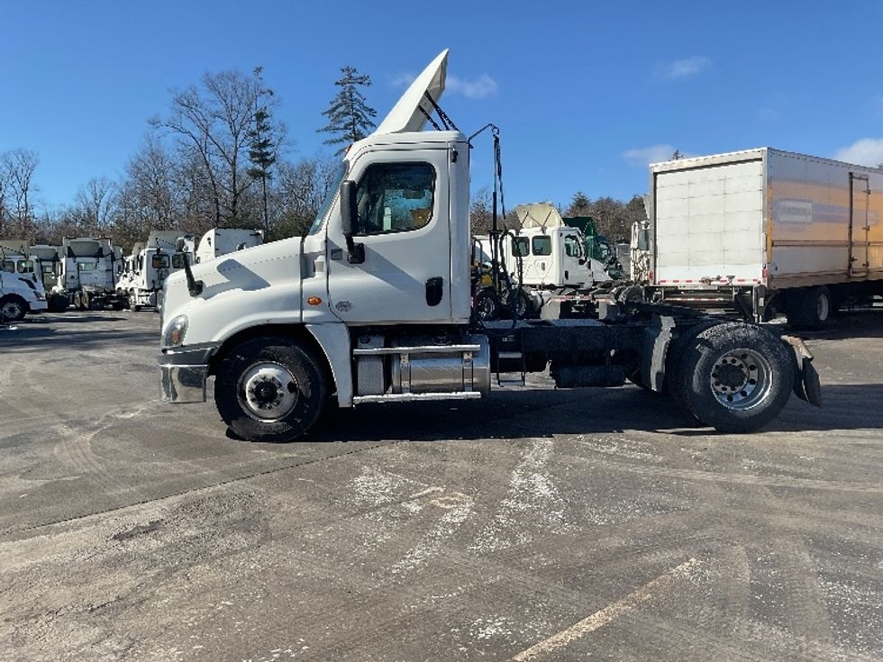 Day Cab Tractor-Heavy Duty Tractors-Freightliner-2018-Cascadia 12542ST-Londonderry-NH-328,601\n\t\tmiles-$ 36,000 - Image 4